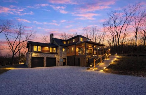 Grandview Cabin | Private Cabin on 6Acres & Sleeps 21! Pickleball+Sauna+Hottub+World Cup Retreat!