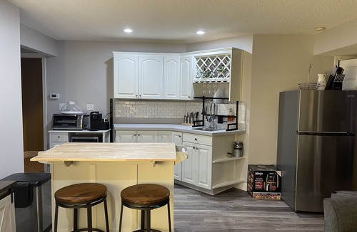 Olathe House | Private Entry, Kng Sz Bed, Kitchenette, Pets Welcm, Cozy, completely separate!