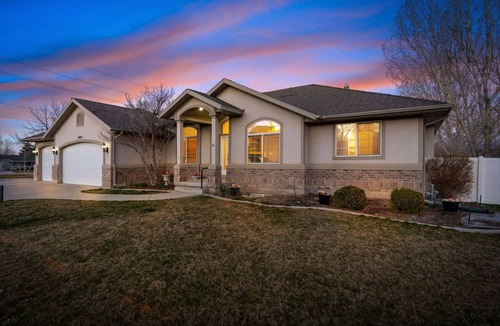 South Jordan House | 🏠Private home with hot tub. Beds for 32!