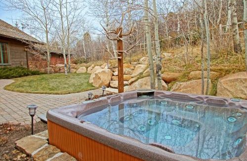 Edwards House | Private Hot Tub, Theater Room, Valet Parking and Ski & Boot Storage at Ritz Carlton