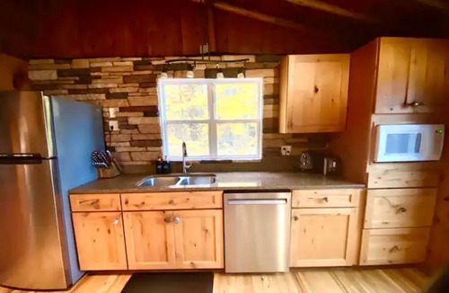 Wetmore Cottage | Private Peaceful Retreat on Stella Lake