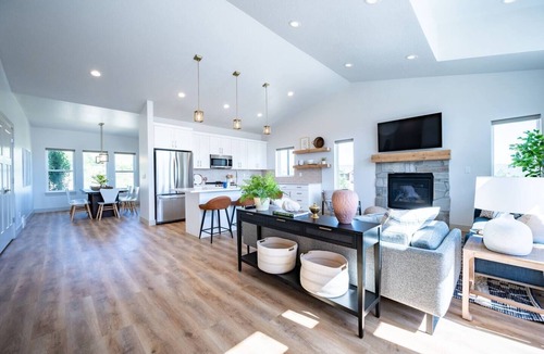 Wolf Creek House | Private Powder Mtn B2 | Desk| Hot Tub| Ski Retreat