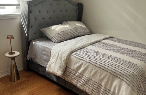 Balm Beach House | Private Room in Markham