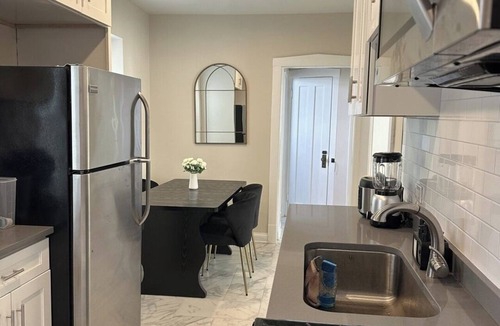 Irving Park East Apartment | Private Workspace Sleeps4 Modern Stylish Stay