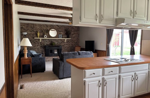 Marion County House | Quaint 3-bedroom farmhouse with AC in peaceful rural Hillsboro