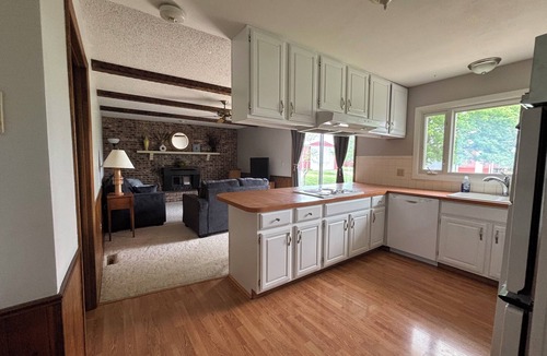 Marion County House | Quaint 3-bedroom farmhouse with AC in peaceful rural Hillsboro