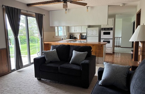 Marion County House | Quaint 3-bedroom farmhouse with AC in peaceful rural Hillsboro