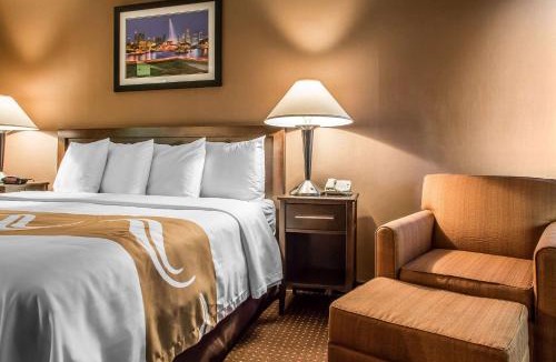 Elgin Hotel | Quality Inn Elgin I-90