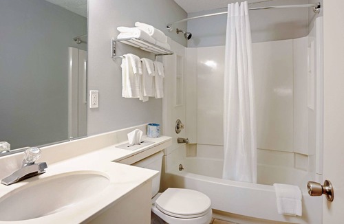 Clinton Hotel | Quality Inn Frontier at U.S. Hwy 30