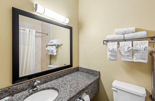 Greater South Side Hotel | Quality Inn & Suites Des Moines Airport