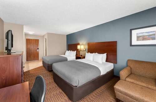 Lawrence Hotel | Quality Inn & Suites Lawrence - University Area