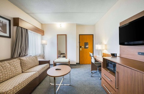 Lansing Hotel | Quality Suites Lansing West