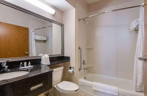 Springdale Hotel | Quality Suites Springdale West I-49
