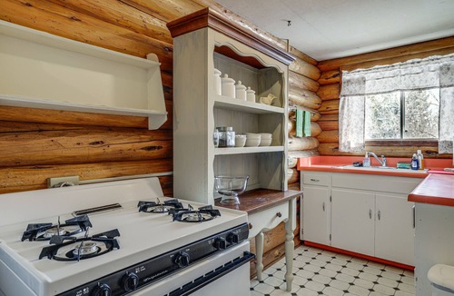 Lander Cabin | Quarter-Acre Lander Cabin 7 Mi to Sinks Canyon
