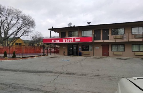 South Central Omaha Apartment | Queen Bed Non-Smoking