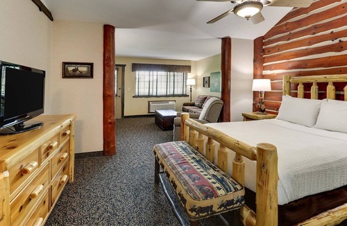 Onalaska Hotel | Queen Suite w/Full Kitchen, Patio & Bar | 0.1mi to River Conservancy Area