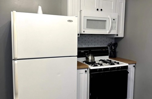 Blue Springs House | Quiet 2BR Home Fast WiFi Fenced Yard Long Stays