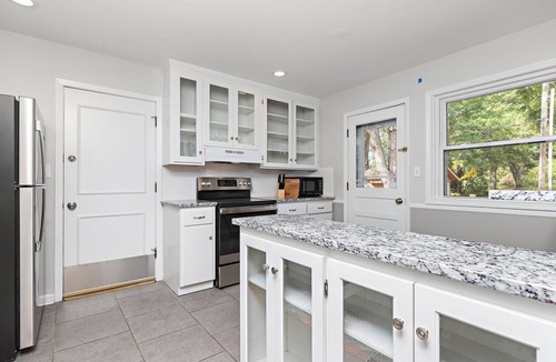 Overland Park House | Quiet 5BR Gem- wKings! 30min to World Cup - Walk to Shopping/Dining