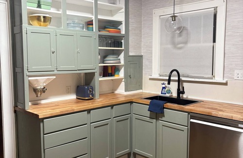 College Hill House | Quiet College Hill Getaway—Two Kings, Two Queens, remodeled kitchen and Bath