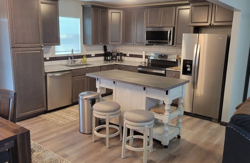 Independence House | Quiet country feeling in the city. 3 bed 2 bath.