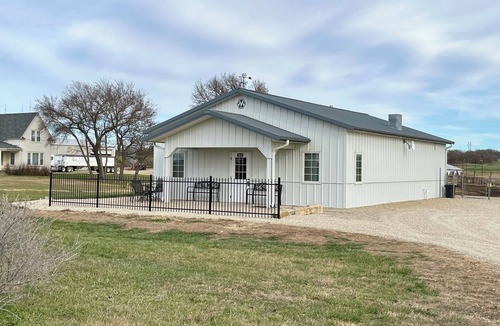 Chapman Cottage | Quiet cozy 3 bedroom country cottage in rural farm community. Pet friendly.