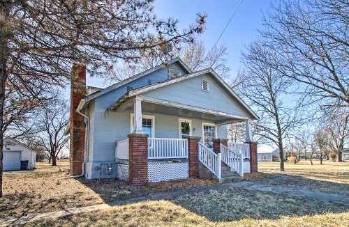 Osage City House | Quiet Family Home - 12 Miles to Pomona State Park!