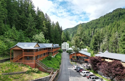 Carson House | Quiet Orbit - Cozy 2BR Near Wind River and Carson