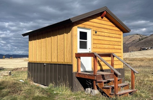 Grover Cabin | Quiet studio cabin in Grover perfect for a cozy getaway all year