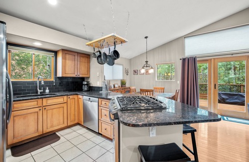Wildernest House | Quiet Townhouse Snuggled up to a Wooded Mountain View CS1
