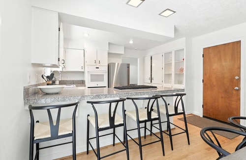 Ellsworth House | Quiet & Updated Vancouver Getaway Family & Pet Friendly. AC & WIFI