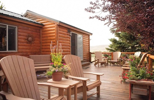 Saddlestring Cabin | Quintessential Wyoming log cabin retreat near Bighorn National Forest, Lake DeSmet, Buffalo, Big Horn, and Sheridan. This charming main house comfortably sleeps 6 with a king bed, twin beds, and queen sleeper sofa. Pets welcome.