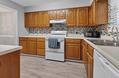 Blue Springs House | Rapunzel's Retreat - HOT TUB - King Suite - 14 Min to Arrowhead Stadium