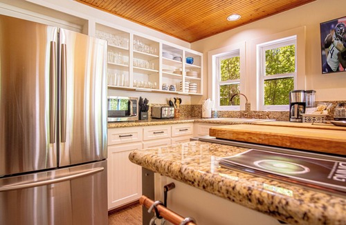 Hailey House | Red Elephant | 4BR - Fire Pit - River & Downtown