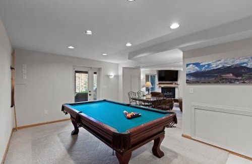 Three Peaks House | Red Hawk Lodge - Mtn Views, Hot Tub, Sauna, AC
