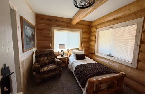 Fruitland Cabin | Red Rock Lodge — Escape, Relax, and Make Lasting Memories!