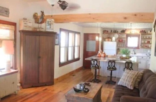 Cottonwood Falls House | Relax and Enjoy Entertaining in this Charming 1890's Guesthouse