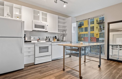 Crossroads Arts District Condo | Relax and Recharge at Serene Oasis, Steps from the City's Vibrant Nightlife 350