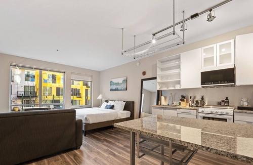 Crossroads Arts District Condo | Relax and Rejuvenate in a Glamorous Retreat with a Stunning Rooftop 334
