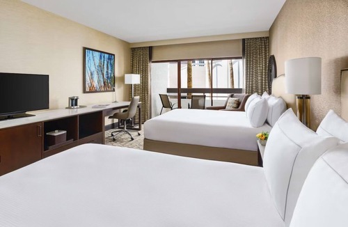 Phoenix Hotel | Relax at This Phoenix Gem – Free Shuttle, Refreshing Pool & Trails Nearby