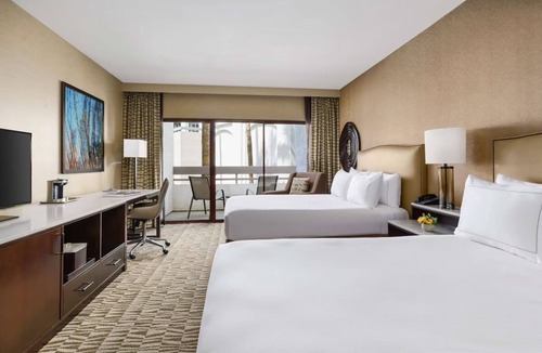 Phoenix Hotel | Relax at This Phoenix Gem – Free Shuttle, Refreshing Pool & Trails Nearby