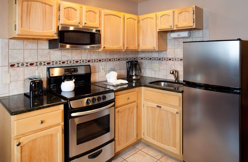 Steamboat Springs Hotel | Relax in the Hot Tub & Sauna at this Scenic Studio w/Shuttle Service! Parking