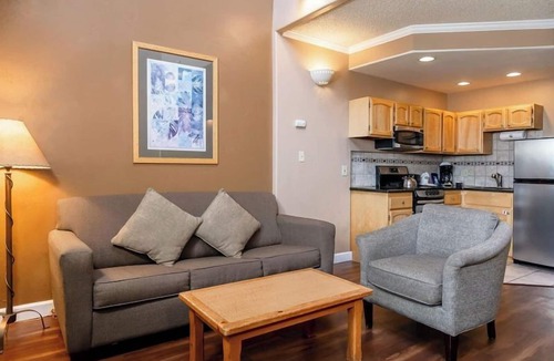 Steamboat Springs Hotel | Relax in the Hot Tub & Sauna at this Scenic Studio w/Shuttle Service! Parking