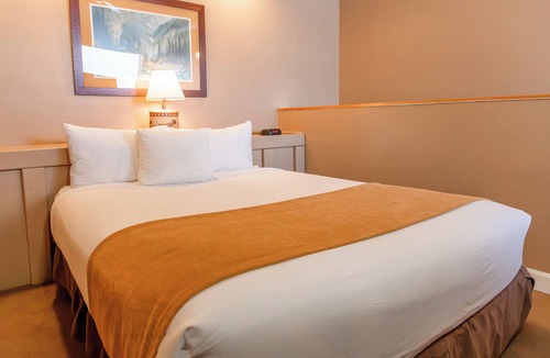 Steamboat Springs Hotel | Relax in the Hot Tub & Sauna at this Scenic Studio w/Shuttle Service! Parking