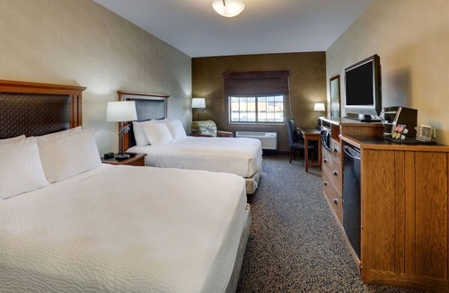 Sioux City Hotel | Relaxation in Heated Pool & Whirlpool Suites in Historic Area | Near 3rd street