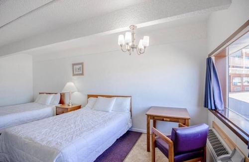 Osborne Hotel | Relaxing 2 Queen Beds Stay Near Local Dining