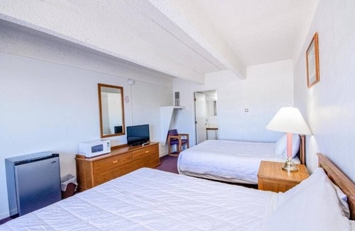 Osborne Hotel | Relaxing 2 Queen Beds Stay Near Local Dining