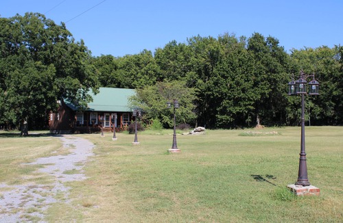 Pryor Cabin | Relaxing Country Cabin. Near Lake Hudson.