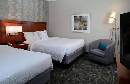 South Kansas City Hotel | Relaxing Stay in Kansas City! Pet-Friendly Units, Indoor Pool, Free Parking!