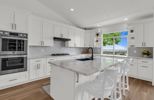 Draper House | Remodeled 4BDR Home with Valley Views & Hot Tub