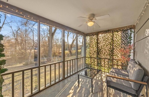 Mission House | Remodeled 4BR/2.5BA | Central KC Location